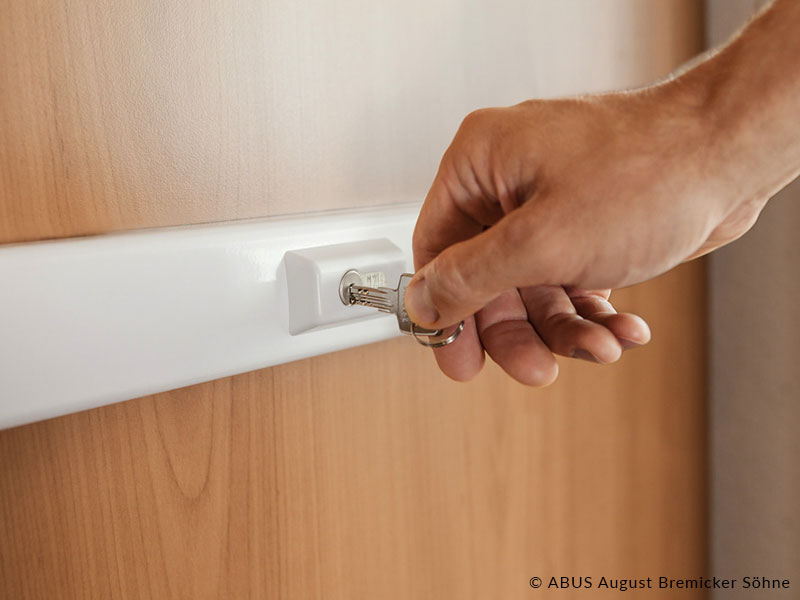 Klever-Sicherheitstechnik-Tuersicherheit-Panzerriegel-Tuer